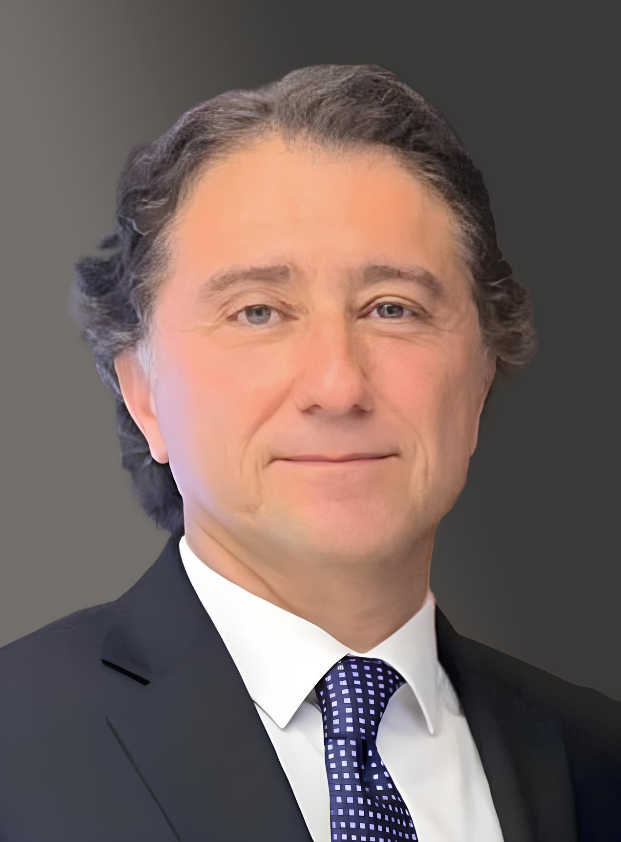 Prof. Dr. Dinç Dinçer — İç Hastalıkları ve Gastroenteroloji Uzmanı portre fotoğrafı